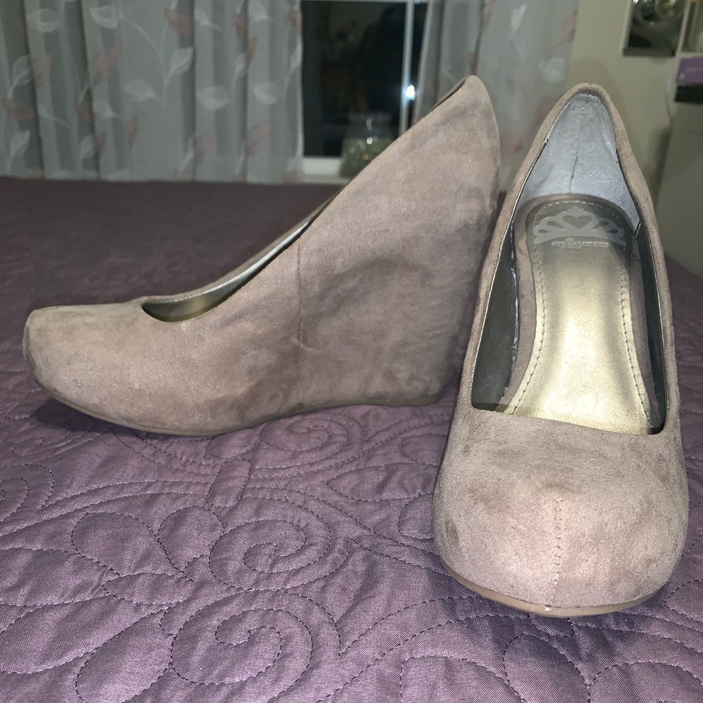 Light brown wedges
